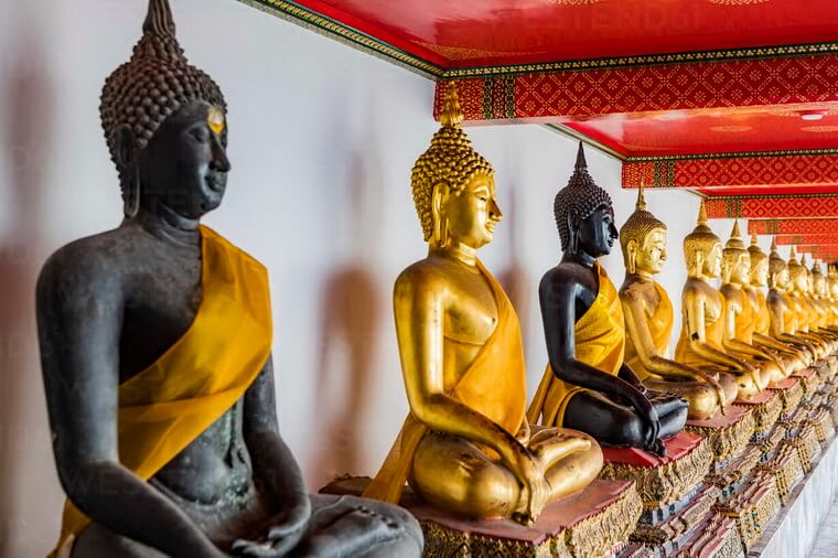 Статуи Будды в храме Ват Пхо