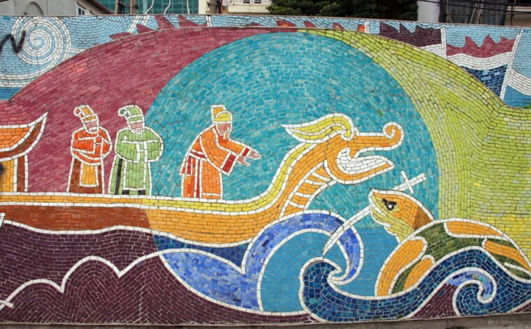 Мозаичная стена в Ханое