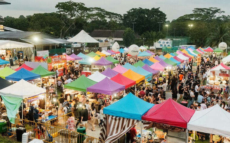 Разноцветные палатки рынка Чатучак